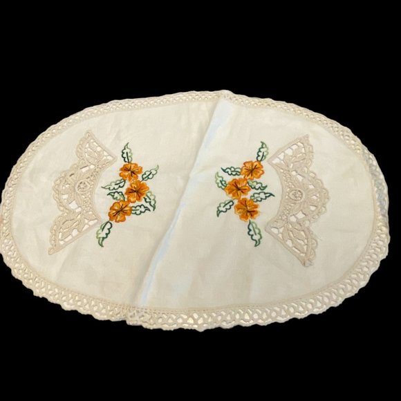 Vintage Oval Doily Centrepiece  Embroidery Linen Floral - Picture 1 of 6